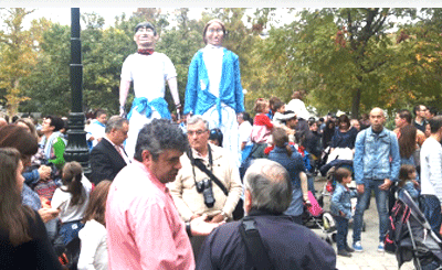 Gigantes y cabezudos despiden diez días de fiestas, solidaridad y reivindicación en Plaza Solidarias