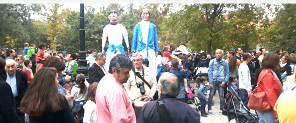 Gigantes y cabezudos despiden diez días de fiestas, solidaridad y reivindicación en Plaza Solidarias