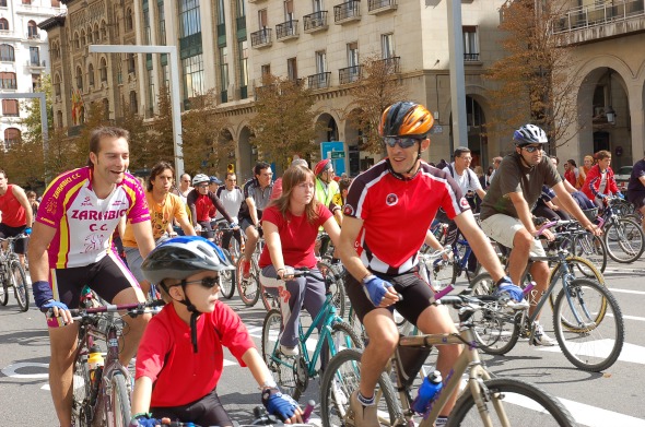 Apoyo al carril bici del Paseo Sagasta por la calzada