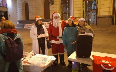 Cientos de vecinos piden a Papá Noel mejorar la Sanidad Pública