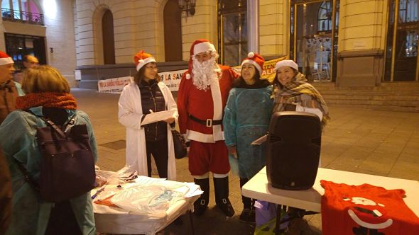 Cientos de vecinos piden a Papá Noel mejorar la Sanidad Pública