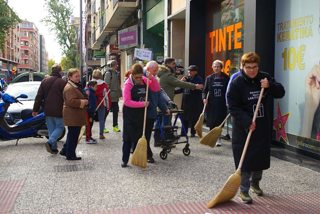 Escobada por las 80 viviendas paradas por Dragados