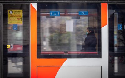 El bus urbano y el tranvía adaptarán a partir del lunes sus frecuencias, manteniendo en la red un número suficiente de vehículos para garantizar la movilidad y la seguridad de los usuarios