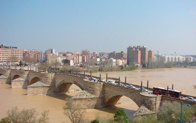 Indignación en el Arrabal por el cierre del Puente de Piedra el Día sin Coches