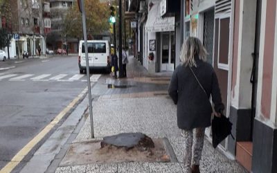 Aceras de segunda en Las Fuentes: «alcorques trampa», tocones…