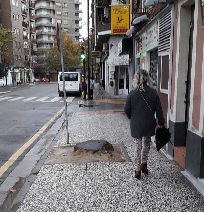 Aceras de segunda en Las Fuentes: «alcorques trampa», tocones…