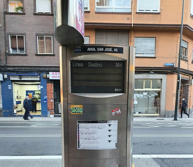 La AV. San José denuncia el apagón informático en paradas bus