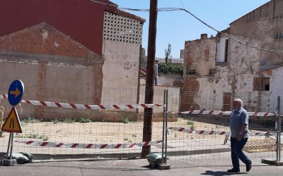 Los Vecinos de Valdefierro piden que se modifique el vallado de una obra. EN LOS MEDIOS