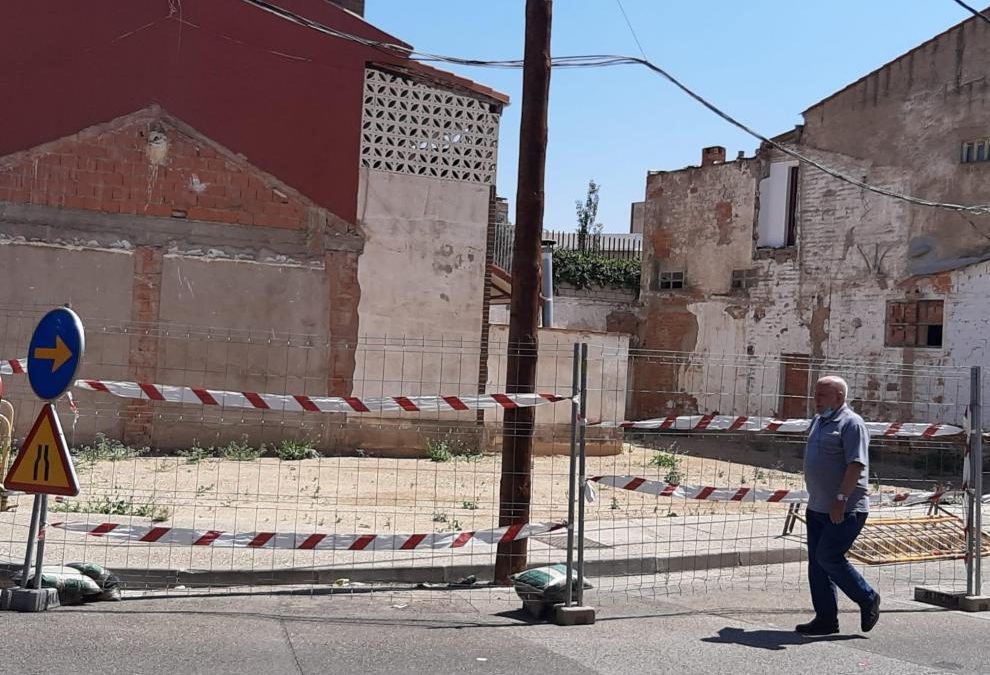 Los Vecinos de Valdefierro piden que se modifique el vallado de una obra. EN LOS MEDIOS