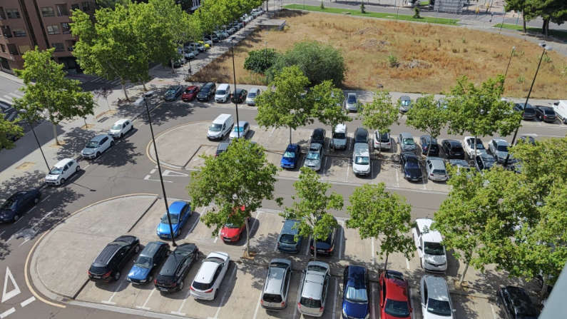 Estado del solar en la calle Palencia y el aparcamiento de autocaravanas