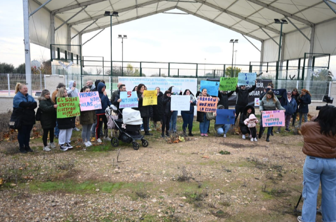 Las familias de Pinseque se movilizan para exigir la licitación urgente de su instituto